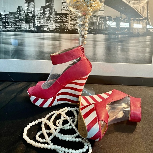 QUPID FINDER Wedge Open Toe, Ankle Strap Sandals - Picture 10 of 11